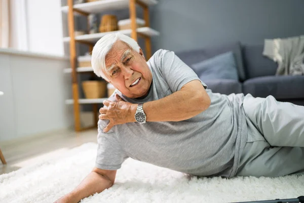 Älterer Senior Rutscht Aus Und Stürzt Gefallener Alter Mensch — Stockfoto