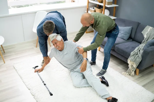 Ajutând Bătrânul Bătrân Cadă Bărbat După Accident — Fotografie, imagine de stoc