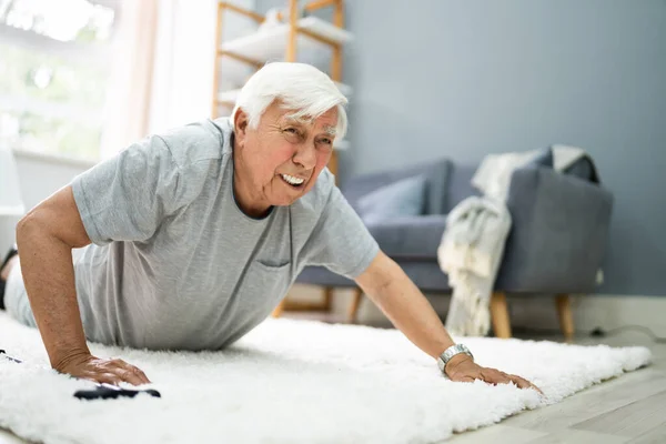 Älterer Senior Rutscht Aus Und Stürzt Gefallener Alter Mensch — Stockfoto