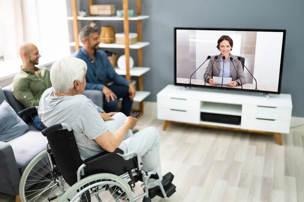 Regarder Télévision Famille Dans Salon Avec Grand Parent — Photo