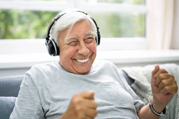 Sorridente Anziano Anziano Ascolto Musica Cuffie — Foto Stock