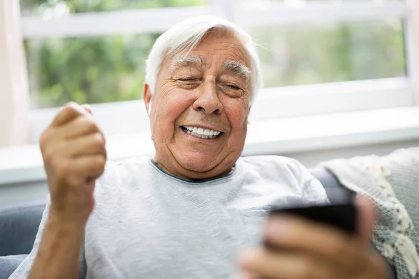 Sorridente Maggiore Anziano Ascolto Musica Sul Telefono Cellulare — Foto Stock