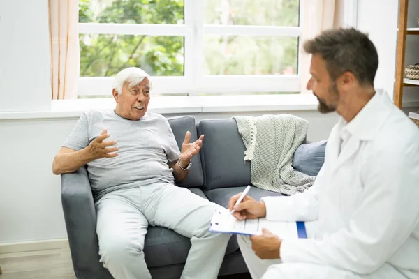 Home Care Elder Patient Μιλώντας Στο Γιατρό Του — Φωτογραφία Αρχείου