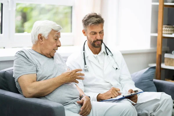 Cuidados Hogar Paciente Anciano Hablando Con Médico — Foto de Stock