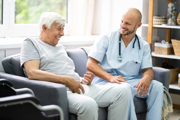 Äldre Hemtjänst Patient Med Sjuksköterska Hemma — Stockfoto