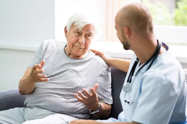 Äldre Hemtjänst Patient Med Sjuksköterska Hemma — Stockfoto