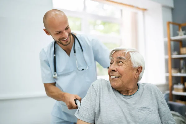 Vårdgivare Och Lycklig Äldre Patient — Stockfoto