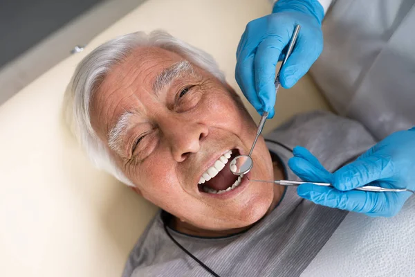 Higiene Dentária Cuidados Odontológicos Para Velho Homem Sênior — Fotografia de Stock