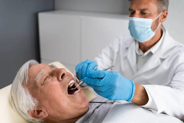 Higiene Dental Cuidado Del Dentista Para Anciano —  Fotos de Stock