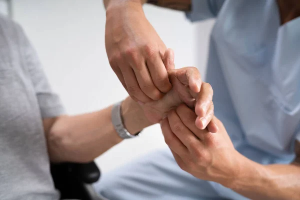 Paziente Più Anziano Pensione Trattamento Medico Del Paziente Dall Infermiera — Foto Stock