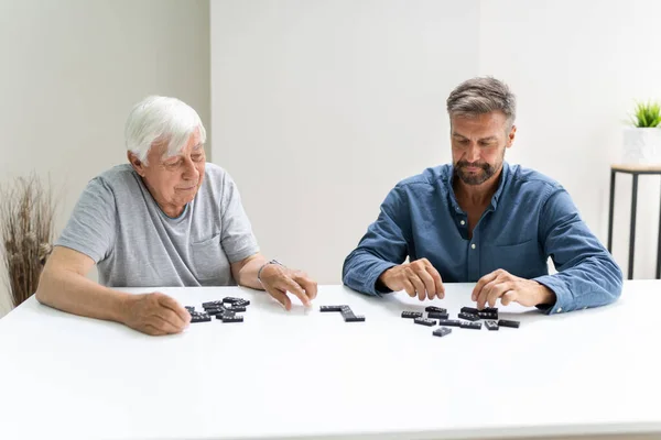 Yaşlı Htiyar Domino Masası Oyunu Oynuyor — Stok fotoğraf