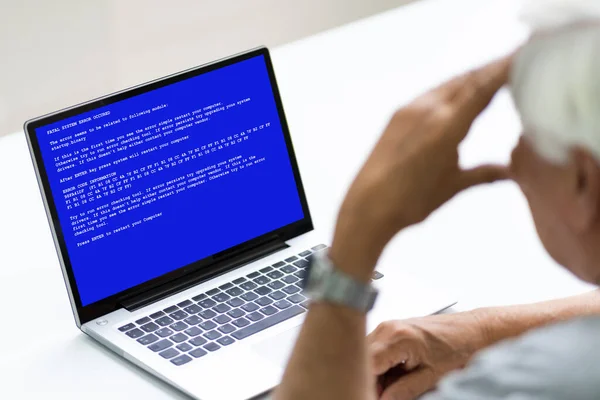 Senior Con Pantalla Muerte Bsod Ordenador Portátil Hackeado — Foto de Stock