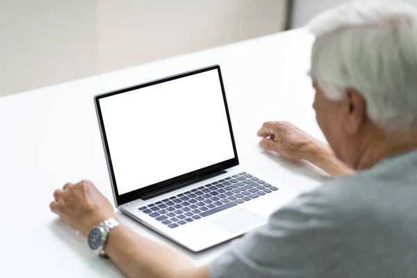 Close Senior Man Using Laptop Showing Blank Screen Home — Stock Photo, Image