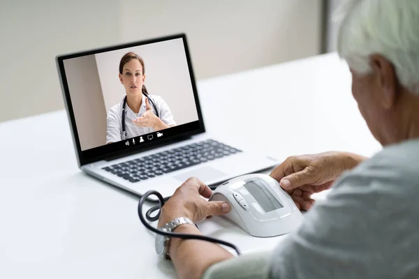 Homem Sênior Alta Pressão Arterial Videoconferência Com Doutor — Fotografia de Stock