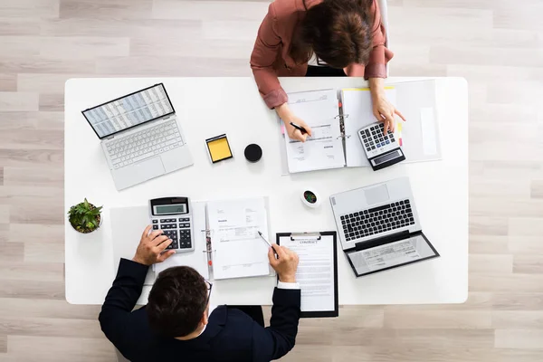 Auditores Calculando Factura Corporativa Presupuesto Tributario — Foto de Stock