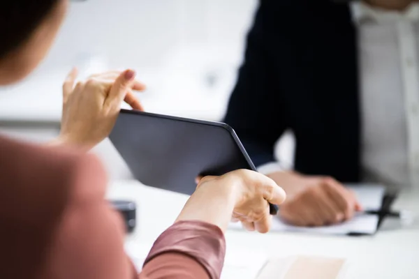 Professionisti Finanziari Business Meeting Utilizzando Digital Tablet — Foto Stock