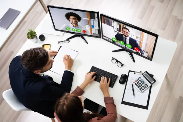 Ευτυχείς Επιχειρηματίες Που Χρησιμοποιούν Learning Videoconference Στον Υπολογιστή Στο Γραφείο — Φωτογραφία Αρχείου