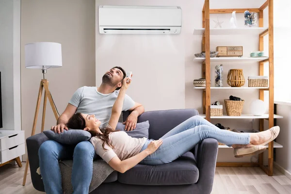 Happy Woman Holding Air Conditioner Afstandsbediening — Stockfoto