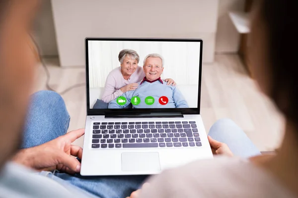 Pareja Video Conferencia Chat Con Los Padres —  Fotos de Stock