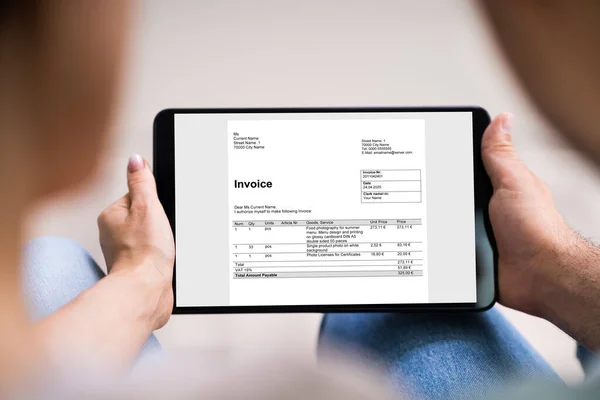 タブレットでE請求書を見る若いカップル — ストック写真