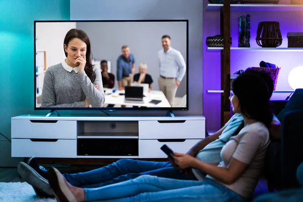 Família Assistindo Através Televisão Tablet Transmissão Filmes — Fotografia de Stock