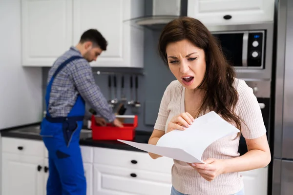 Klantenvrouw Met Dure Reparaties Factuur Thuis — Stockfoto