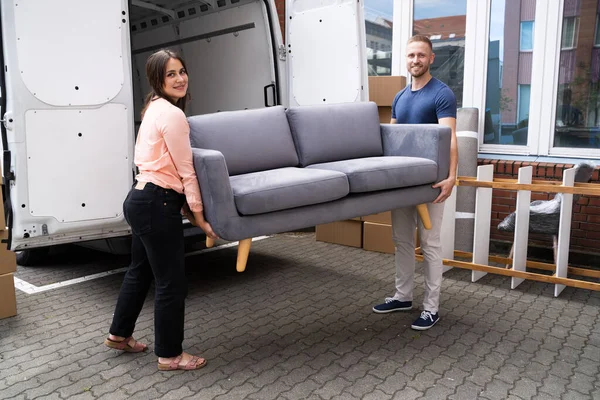 Pasangan Yang Pindah Atau Sofa Bersama Sama Penggerak Furniture — Stok Foto