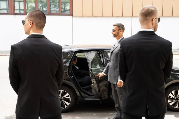 Testőrök Védelme Üzletasszony Nyitó Autó Jármű Ajtó — Stock Fotó