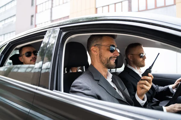 Gardien Sécurité Dans Des Lunettes Soleil Intérieur Voiture Parler Sur — Photo