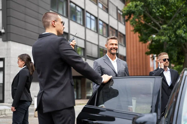 Guarda Costas Protegendo Empresário Abrindo Porta Veículo Automóvel — Fotografia de Stock