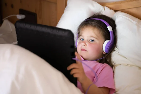 Niña Dormitorio Con Tableta —  Fotos de Stock