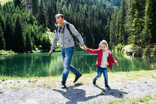 Otec Hraje Dítětem Dívka Horském Jezeře Rakousku Cestovat — Stock fotografie