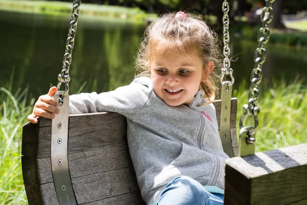 Yazın Oyun Bahçesinde Mutlu Küçük Kız — Stok fotoğraf