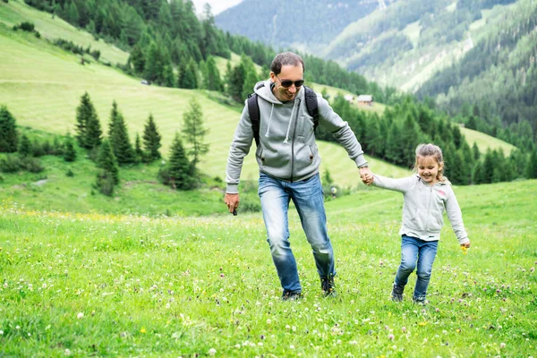 Padre Giocare Con Bambino Ragazza Montagne Austria Viaggio — Foto Stock