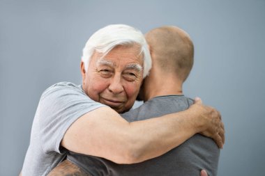 Oğlu içeride mutlu büyükbabasına sarılıyor. Aile Bir arada