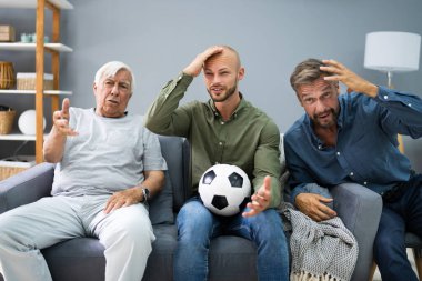 Üzgün Adamlar TV 'de Futbol Takımı Yenilgisini İzliyor