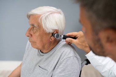 Otolaryngoloji kontrolü. Doktor Otoskop kullanarak Kulak Kontrolü