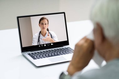 Video konferansında doktorla konuşan hapşıran hasta