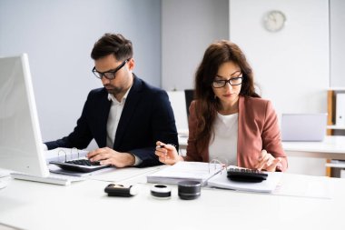 Vergi Denetleme ve Hesaplama Yapan İş Muhasebecileri Hesap Makinesi Kullanıyor