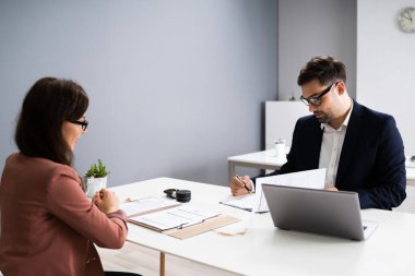 İş görüşmesi için. İş Yöneticisi Toplantıda Personel Alıcısıyla Konuşuyor