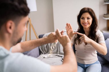 Genç Sağırlar Kanepe 'de İşaret Dili Kullanıyor