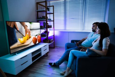 Tablet Televizyon ve Sinema Aracılığıyla TV İzleyen Aile 