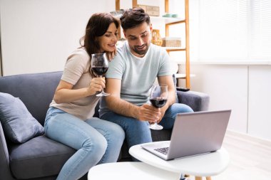 Sanal Şarap Tatma Bilgisayarı. Çevrimiçi Parti ve İçkiler