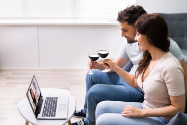 Sanal Şarap Tatma Bilgisayarı. Çevrimiçi Parti ve İçkiler