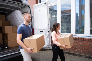 Minibüsten ya da kamyondan birlikte taşınan iki kutu