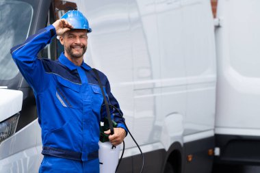Haşere Kontrol Servisi İşçisi Van Car 'ın yanında.