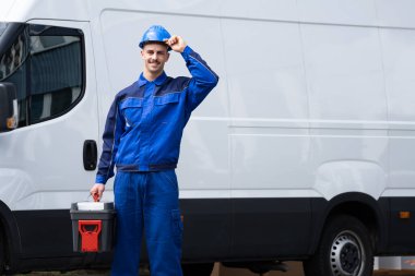 Minibüs Aracı Yakınındaki Alet Kutulu Mutlu Elektrikçi veya Tesisatçı