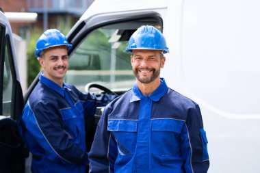 Tamirci elektrikçi ya da tamirci Van Car 'ın yanında.