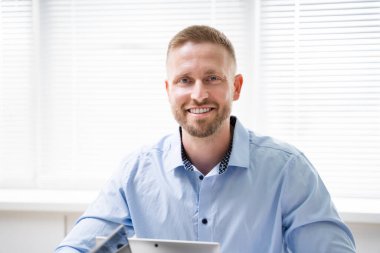 Ofiste Gülümseyen Genç Adam Portresi