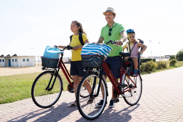 Bicicleta Familiar Fuera Gente Feliz Haciendo Deportes — Foto de Stock